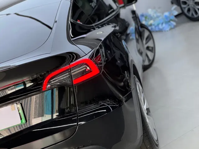 Tesla Model Y — Фото автомобиля 12