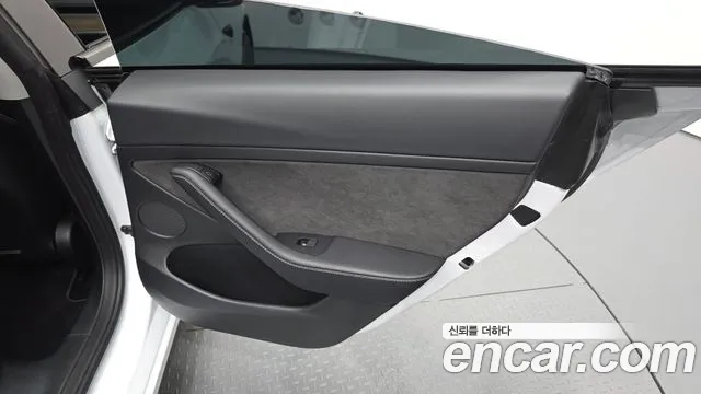 Tesla Model 3 — Фото автомобиля 21