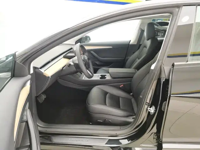 Tesla Model 3 — Фото автомобиля 9