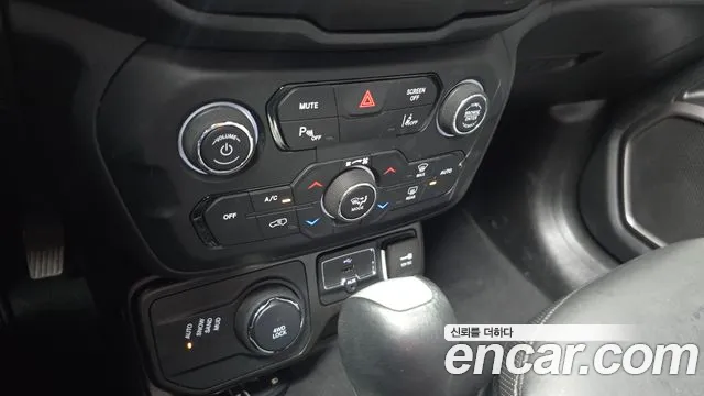 Jeep Renegade — Фото автомобиля 23