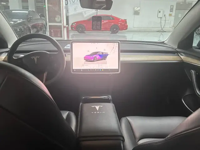 Tesla Model 3 — Фото автомобиля 15