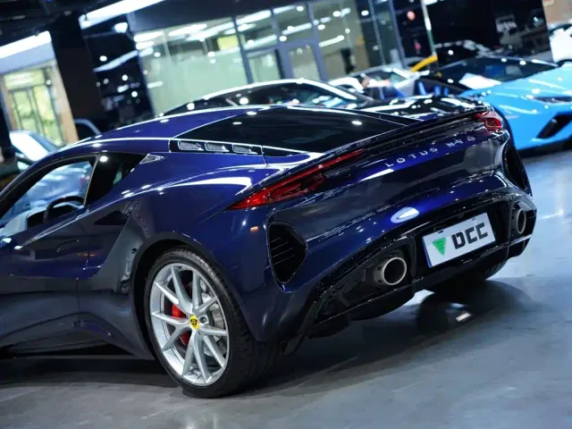 Lotus Emira — Фото автомобиля 6