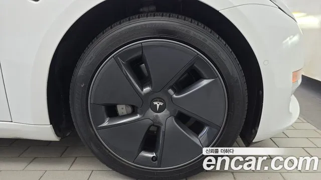 Tesla Model 3 — Фото автомобиля 21