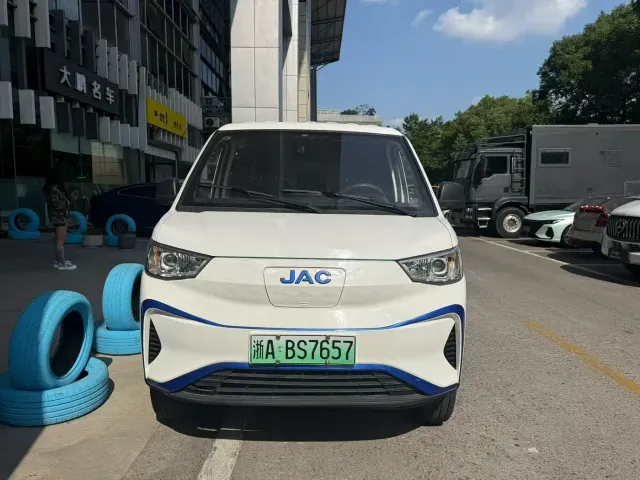 JAC Motors Blue Cat — Фото автомобиля 3