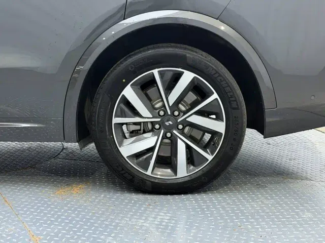 Li Auto L8 — Фото автомобиля 15