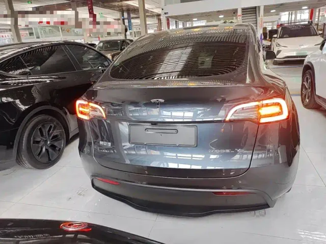 Tesla Model Y — Фото автомобиля 5