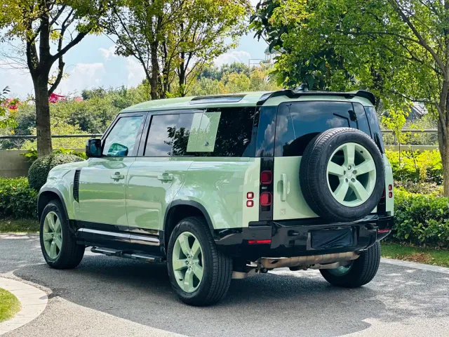 Land Rover Defender — Фото автомобиля 10