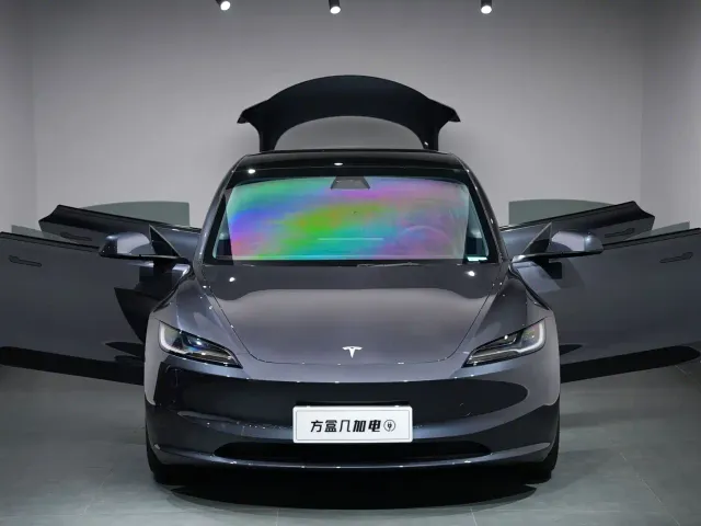 Tesla Model 3 — Фото автомобиля 2