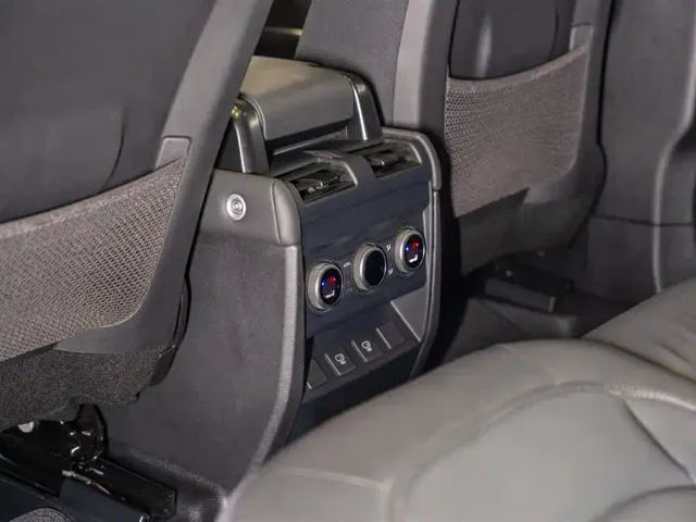 Land Rover Defender — Фото автомобиля 14