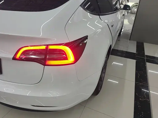 Tesla Model 3 — Фото автомобиля 7