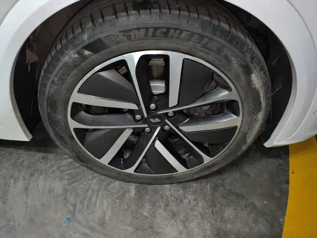 Li Auto L7 — Фото автомобиля 8