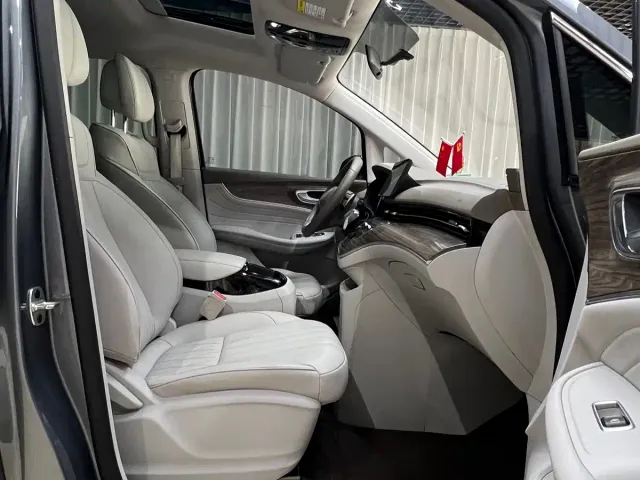 Roewe iMAX8 — Фото автомобиля 19
