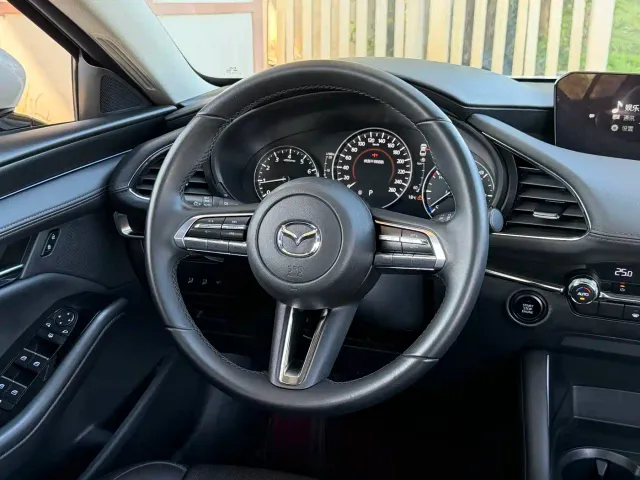 Mazda Axela — Фото автомобиля 6