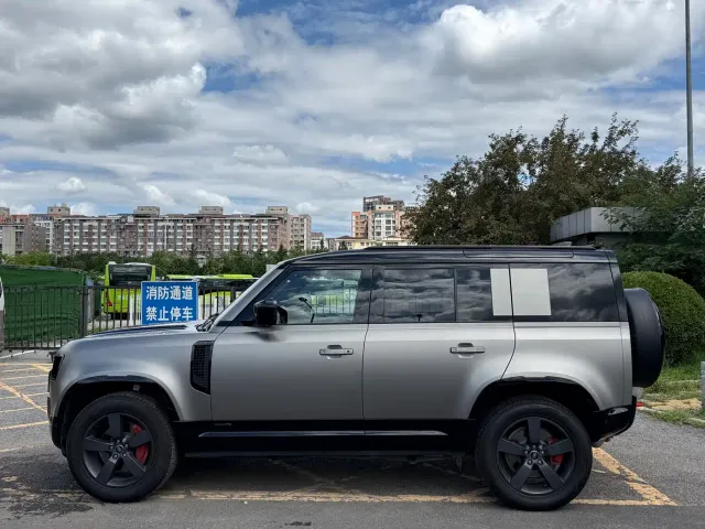 Land Rover Defender — Фото автомобиля 3