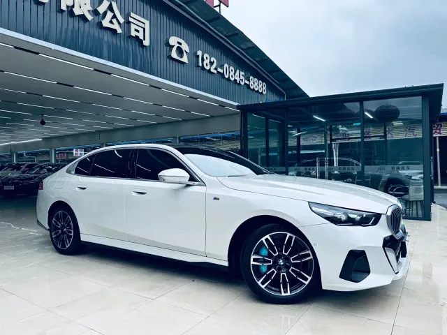 BMW 5 Series — Фото автомобиля 3