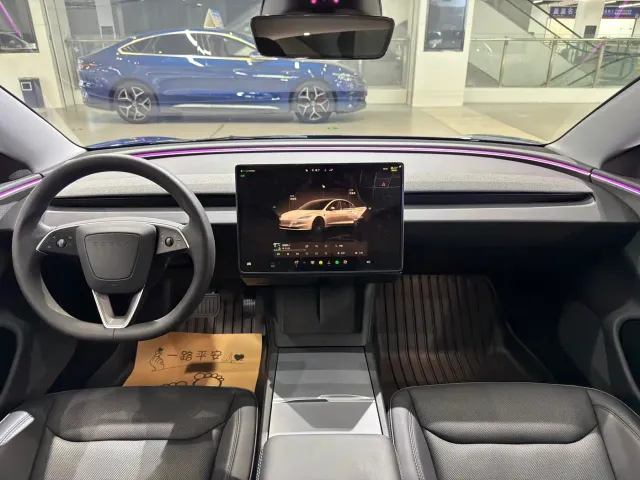 Tesla Model 3 — Фото автомобиля 11