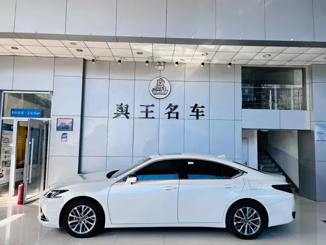 Lexus ES — Фото автомобиля 2