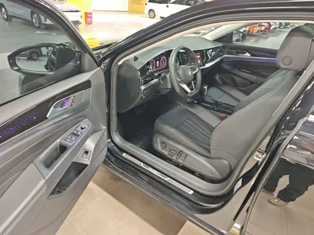 Volkswagen Passat 2025 Outstanding 380TSI Starlight Dragon Soaring Edition — Фото автомобиля 15