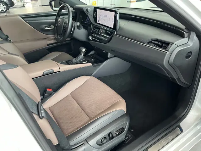 Lexus ES — Фото автомобиля 8