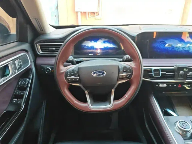 Ford Explorer — Фото автомобиля 2