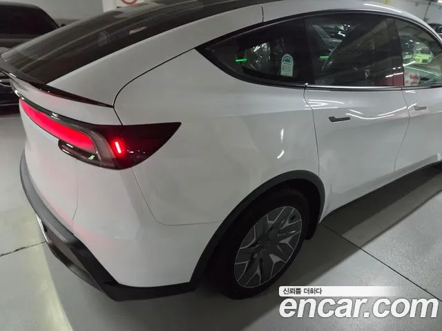 Tesla Model Y — Фото автомобиля 10