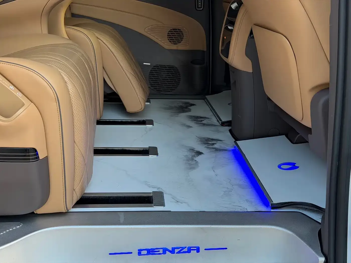 Denza Denza D9 2022 DM-i 1040 Premium — Фото автомобиля 10