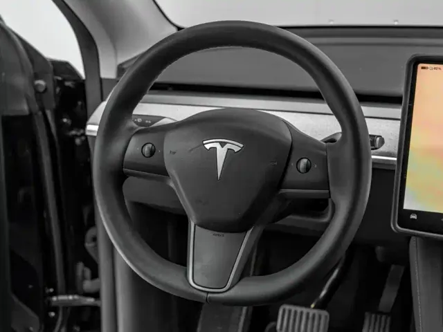 Tesla Model Y — Фото автомобиля 23