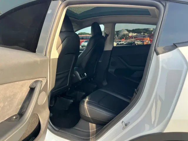 Tesla Model Y — Фото автомобиля 14