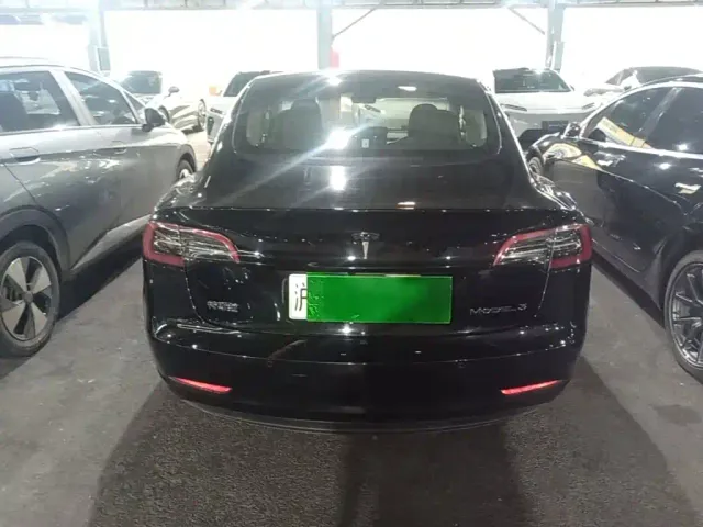 Tesla Model 3 — Фото автомобиля 5