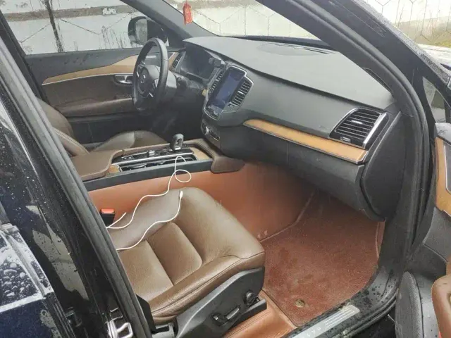 Volvo XC90 — Фото автомобиля 8