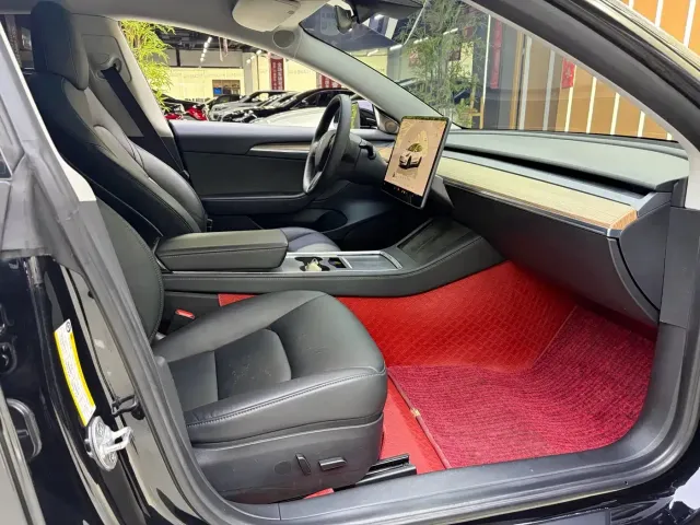 Tesla Model 3 — Фото автомобиля 16