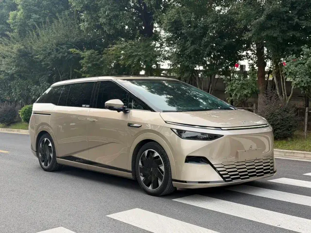 Xpeng X9 — Фото автомобиля 3