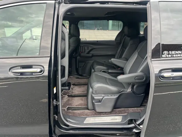 Toyota Sienna — Фото автомобиля 10