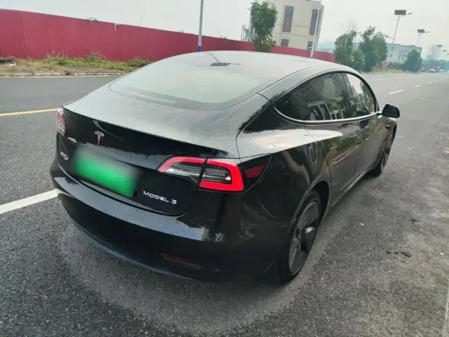 Tesla Model 3 — Фото автомобиля 6