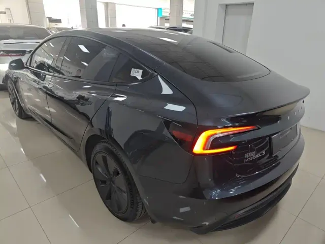 Tesla Model 3 — Фото автомобиля 4