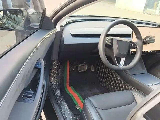 Tesla Model 3 — Фото автомобиля 15