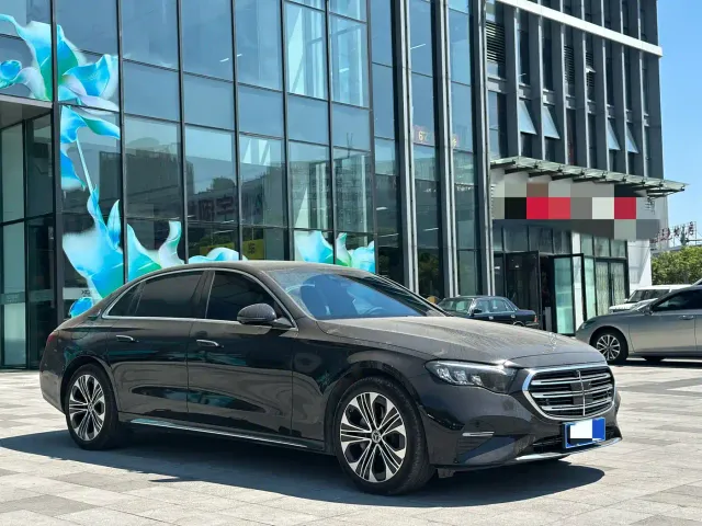 Mercedes-Benz E-Class — Фото автомобиля 3