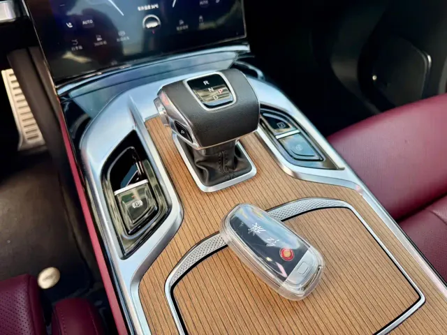 Hongqi E-HS9 — Фото автомобиля 17