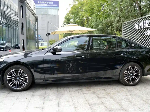 BMW 5 Series — Фото автомобиля 3