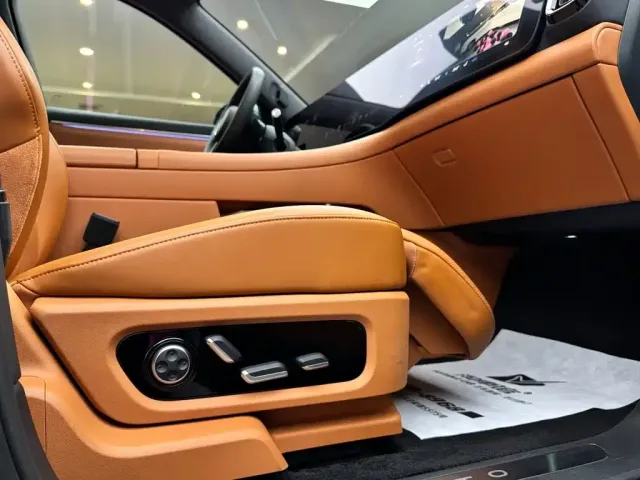AITO Wenjie AITO M8 2025 Extended Range Ultra 53.4kWh 6-Seater — Фото автомобиля 17