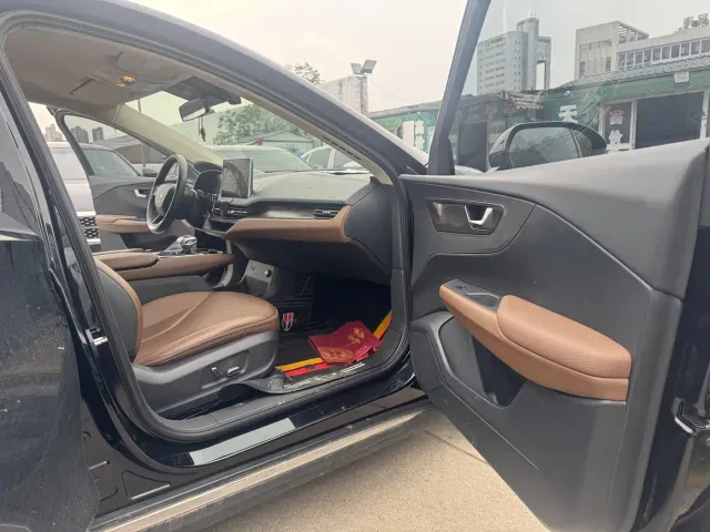 Hongqi E-QM5 — Фото автомобиля 7