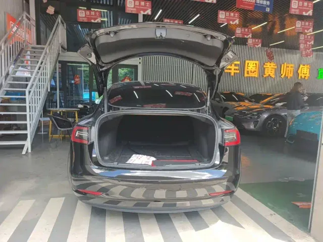 Tesla Model 3 — Фото автомобиля 18