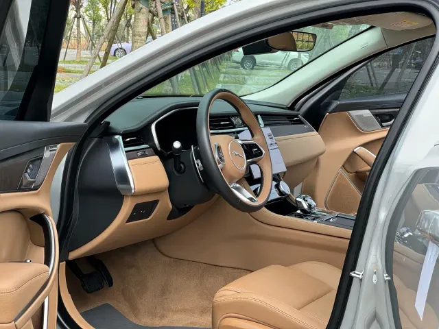 Jaguar XFL — Фото автомобиля 4