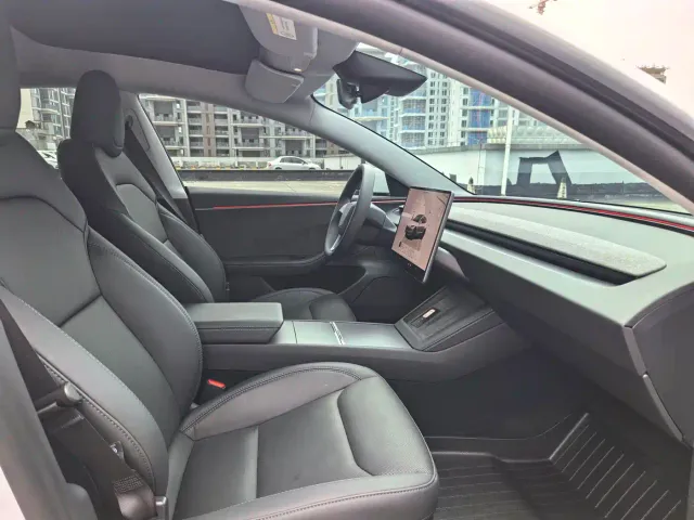 Tesla Model 3 — Фото автомобиля 15