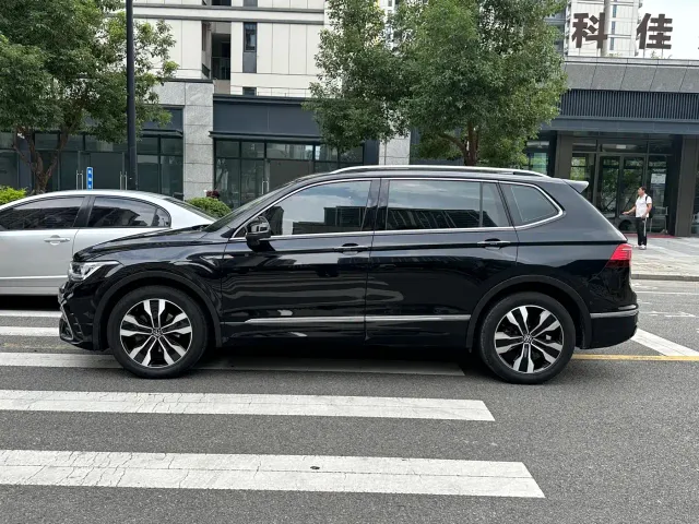 Volkswagen Tiguan L — Фото автомобиля 15