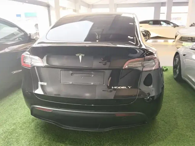 Tesla Model Y — Фото автомобиля 5