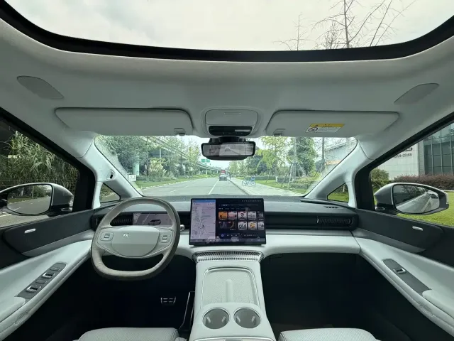 Xpeng X9 — Фото автомобиля 14
