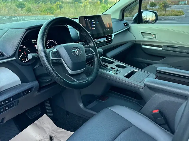 Toyota Sienna — Фото автомобиля 5