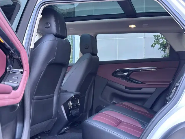 Land Rover Range Rover Evoque New Energy 2022 Range Rover Evoque L P300e Plug-in Hybrid — Фото автомобиля 9