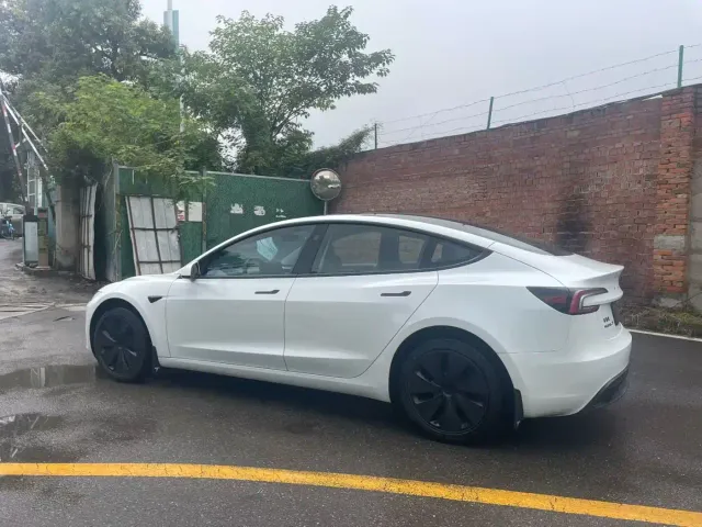Tesla Model 3 — Фото автомобиля 8